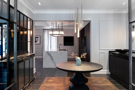 Messing brünierte Leuchte und Oberflächen