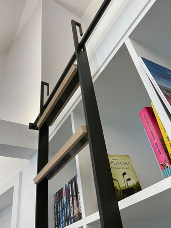 Bibliotheksleiter Stahl und Holzsprossen